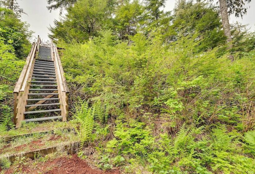 Juneau Vacation Home: Stunning View + Beach Access