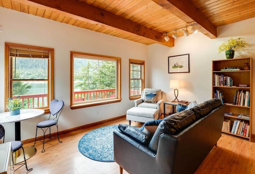 Juneau Vacation Home: Stunning View + Beach Access