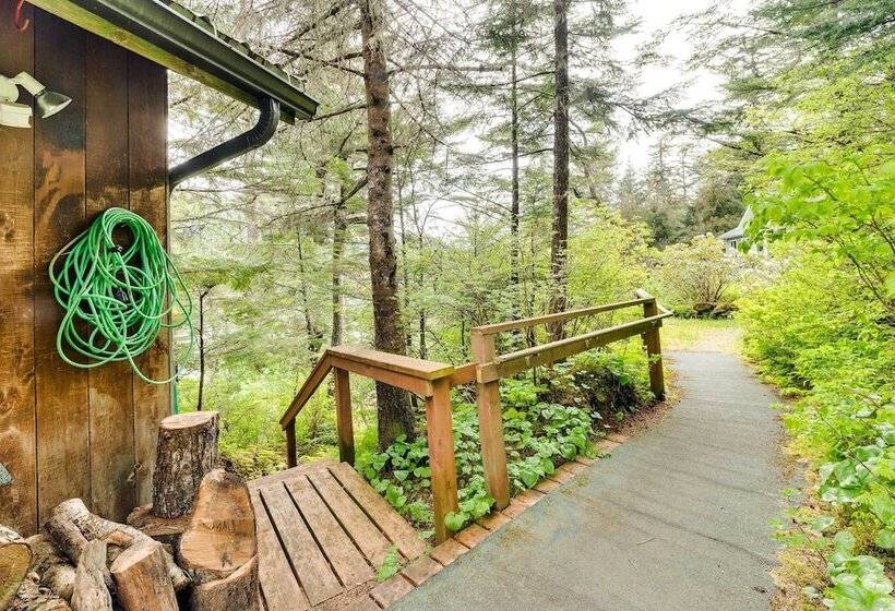 Juneau Vacation Home: Stunning View + Beach Access