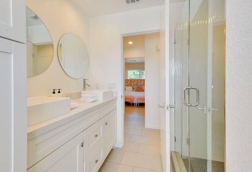 Luxurious Palm Springs Home: Private Pool & Spa!