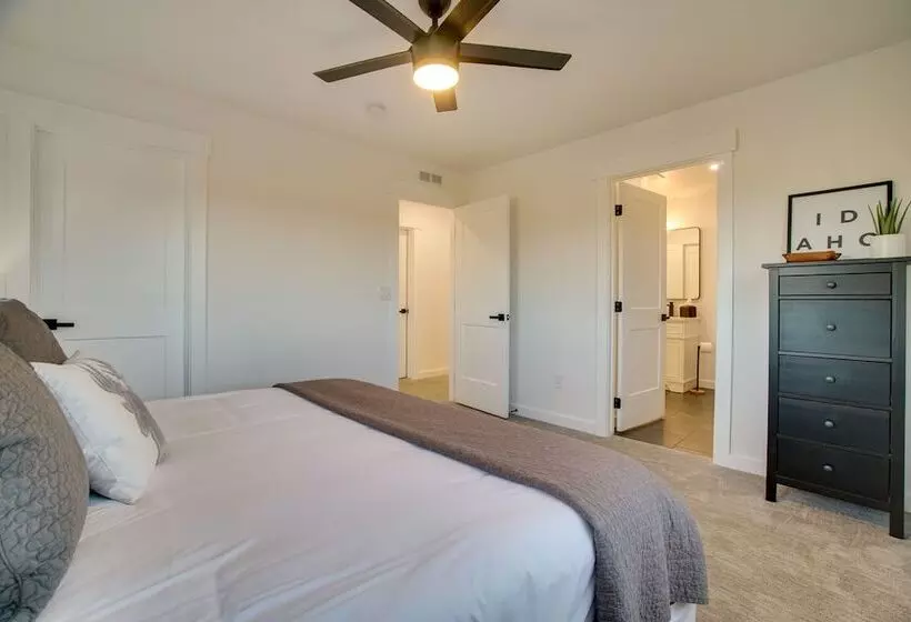 Modern Donnelly Cabin W/ Private Hot Tub