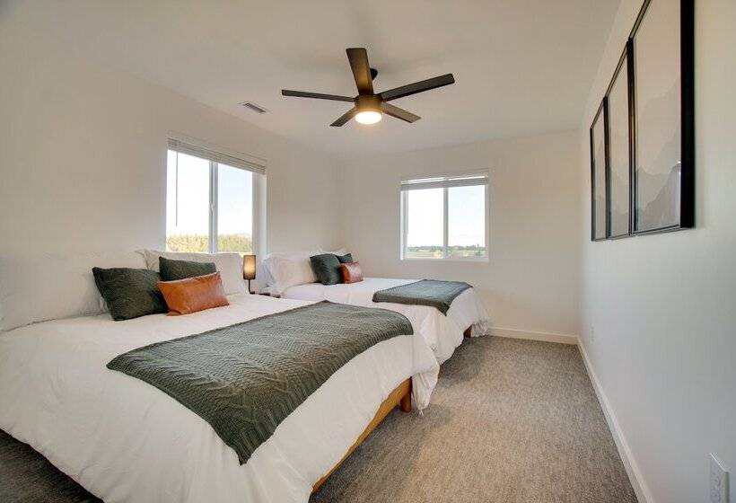 Modern Donnelly Cabin W/ Private Hot Tub