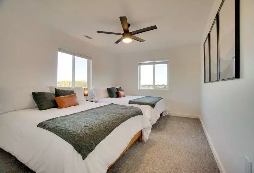 Modern Donnelly Cabin W/ Private Hot Tub