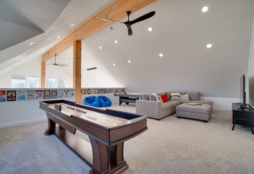 Modern Donnelly Cabin W/ Private Hot Tub