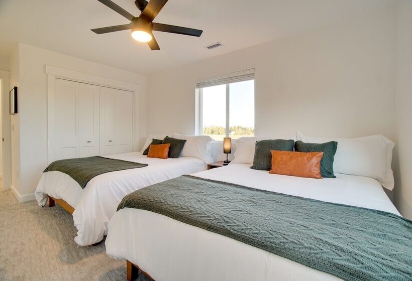 Modern Donnelly Cabin W/ Private Hot Tub