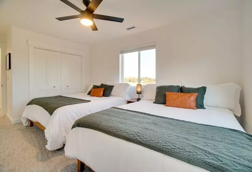 Modern Donnelly Cabin W/ Private Hot Tub