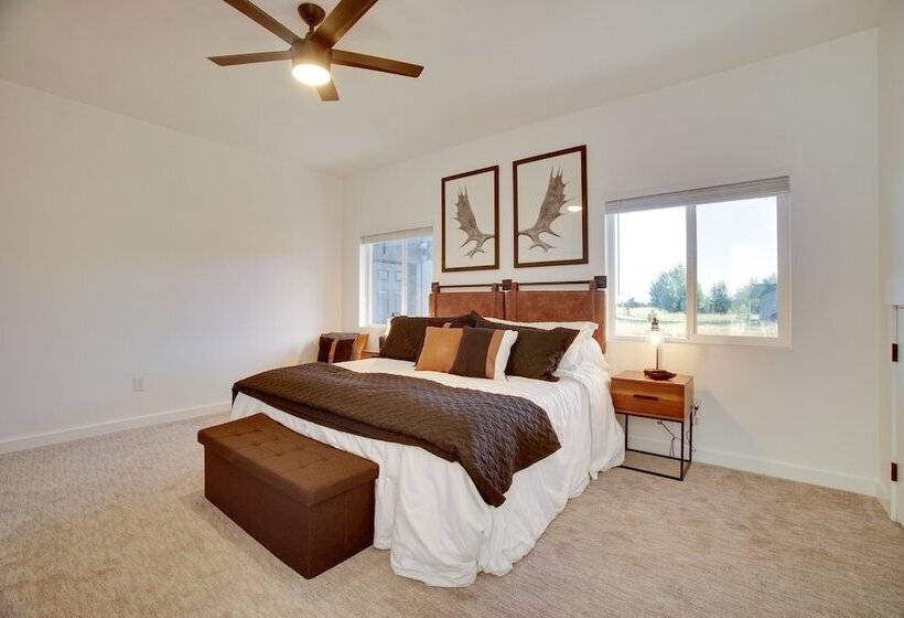 Modern Donnelly Cabin W/ Private Hot Tub