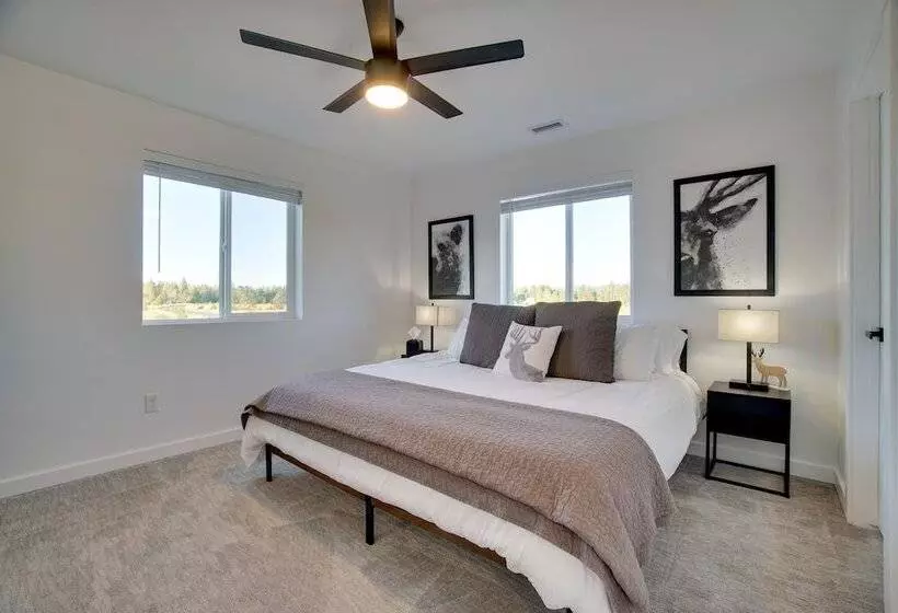 Modern Donnelly Cabin W/ Private Hot Tub