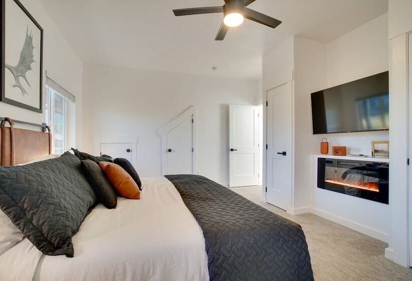 Modern Donnelly Cabin W/ Private Hot Tub