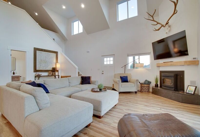 Modern Donnelly Cabin W/ Private Hot Tub