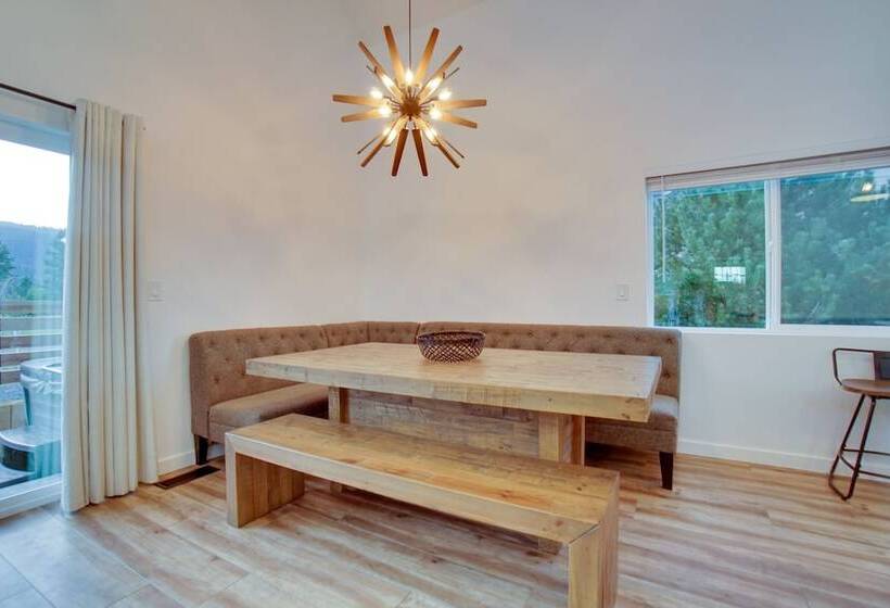 Modern Donnelly Cabin W/ Private Hot Tub