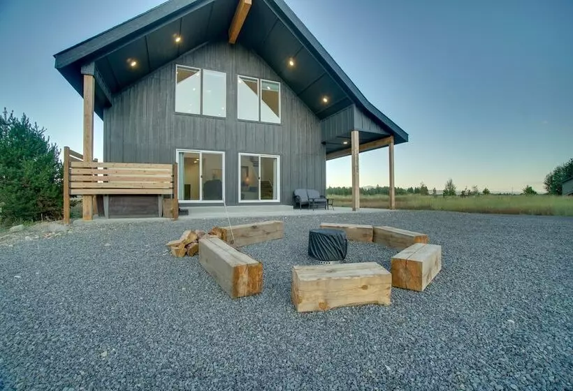 Modern Donnelly Cabin W/ Private Hot Tub