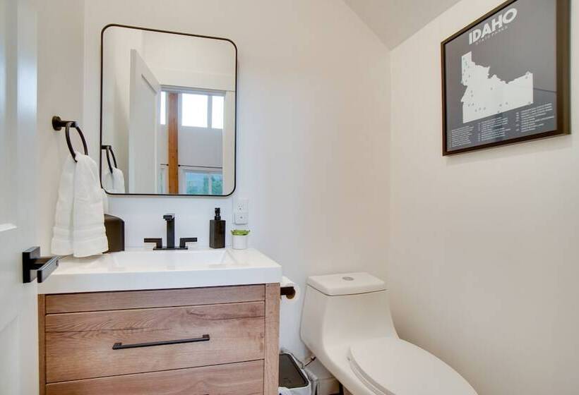 Modern Donnelly Cabin W/ Private Hot Tub