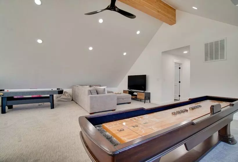 Modern Donnelly Cabin W/ Private Hot Tub