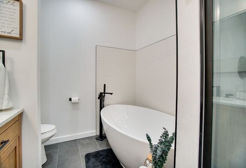 Modern Donnelly Cabin W/ Private Hot Tub