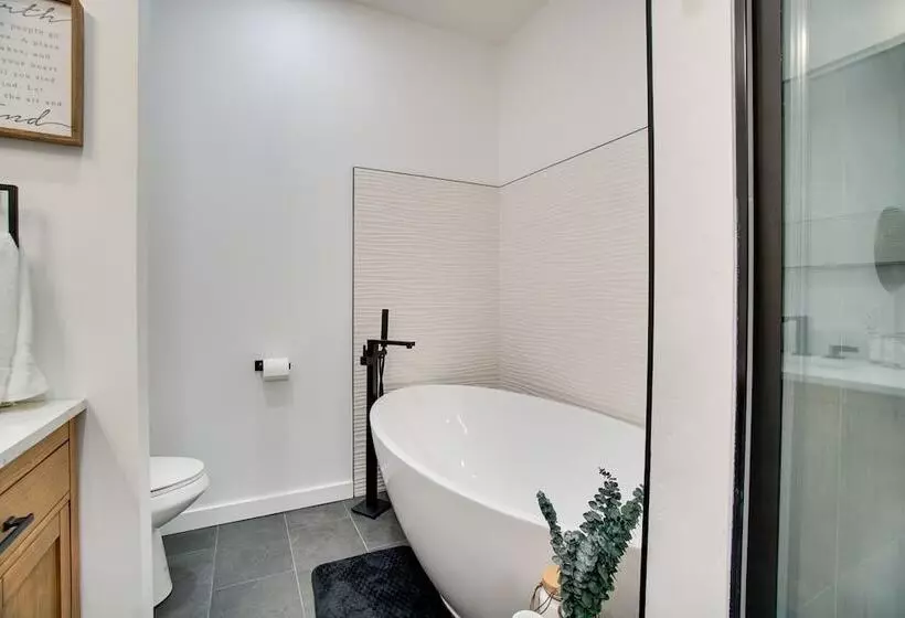 Modern Donnelly Cabin W/ Private Hot Tub