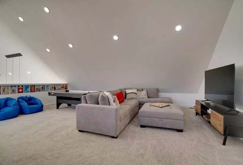 Modern Donnelly Cabin W/ Private Hot Tub