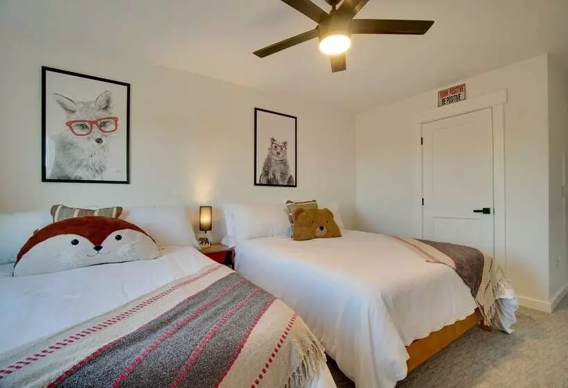 Modern Donnelly Cabin W/ Private Hot Tub