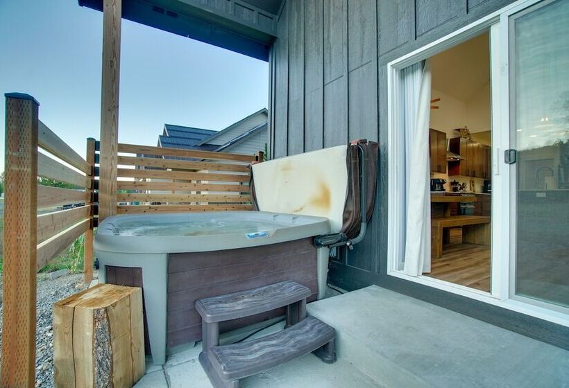 Modern Donnelly Cabin W/ Private Hot Tub