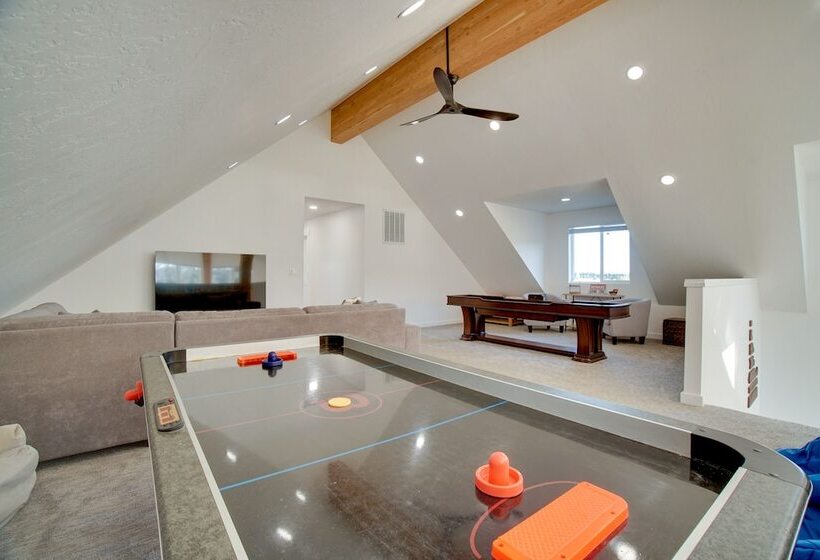 Modern Donnelly Cabin W/ Private Hot Tub