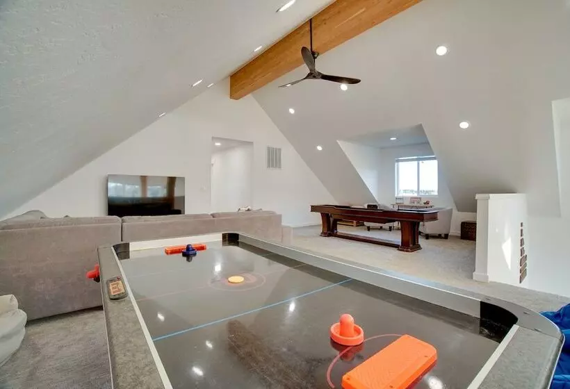 Modern Donnelly Cabin W/ Private Hot Tub