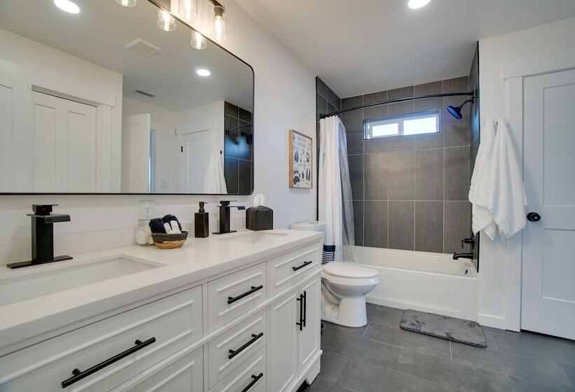 Modern Donnelly Cabin W/ Private Hot Tub