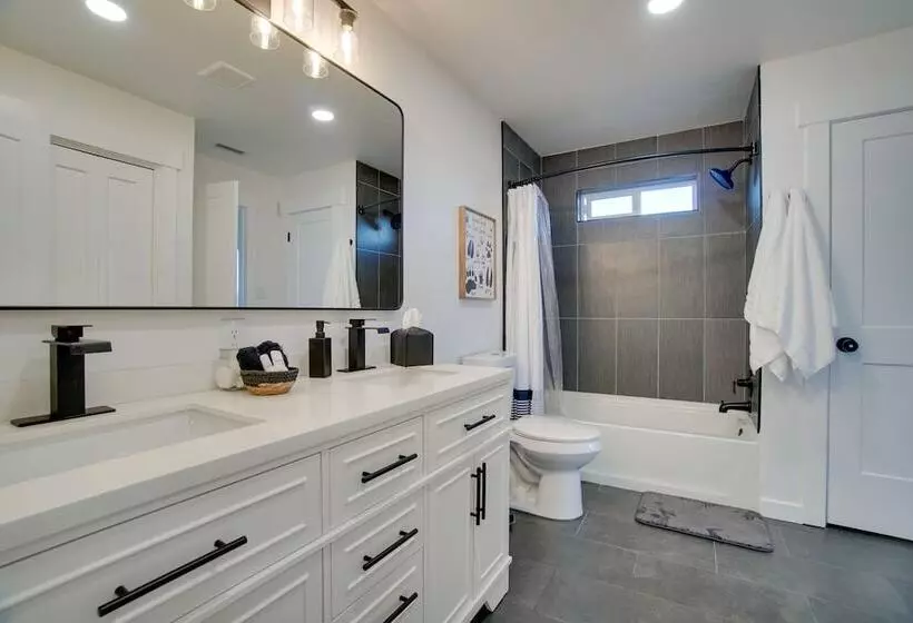 Modern Donnelly Cabin W/ Private Hot Tub