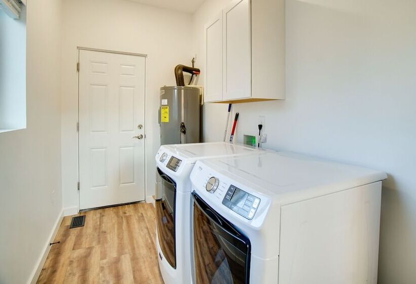 Modern Donnelly Cabin W/ Private Hot Tub