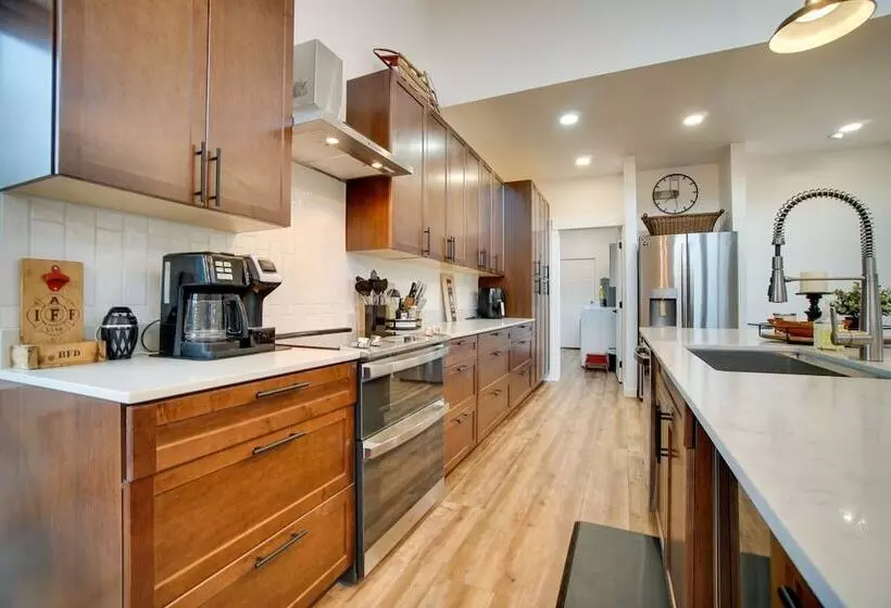 Modern Donnelly Cabin W/ Private Hot Tub