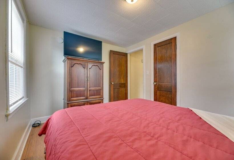 Quiet Cheektowaga Retreat: 23 Mi To Niagara Falls!