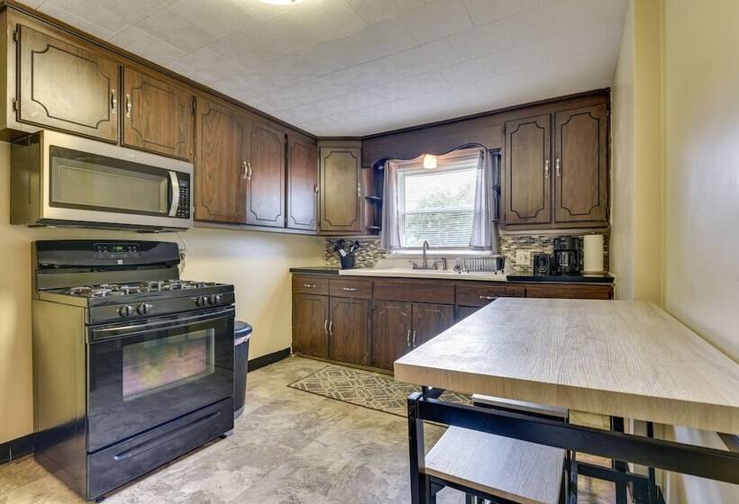 Quiet Cheektowaga Retreat: 23 Mi To Niagara Falls!