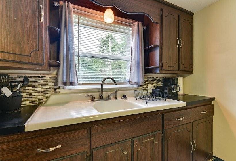 Quiet Cheektowaga Retreat: 23 Mi To Niagara Falls!