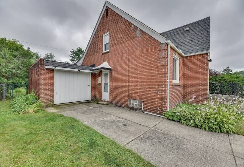 Quiet Cheektowaga Retreat: 23 Mi To Niagara Falls!