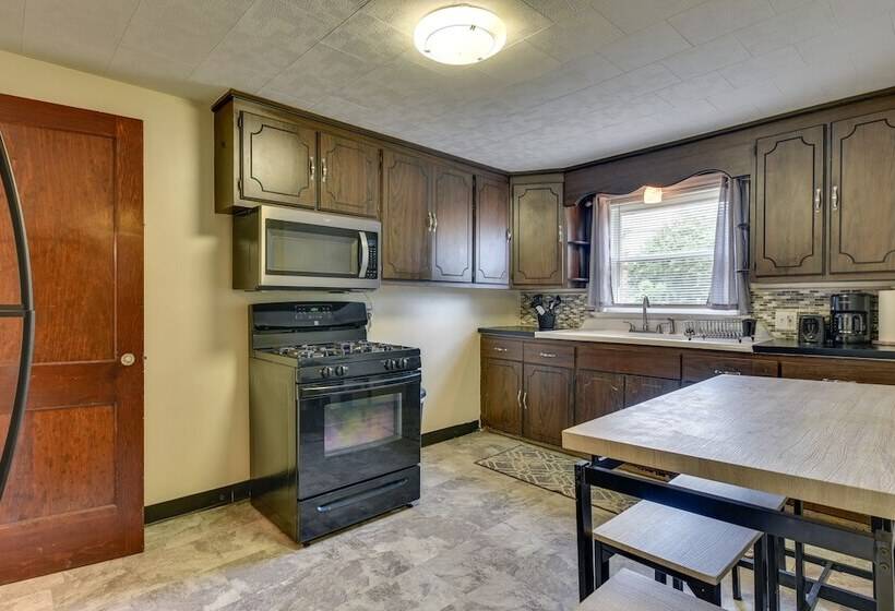 Quiet Cheektowaga Retreat: 23 Mi To Niagara Falls!