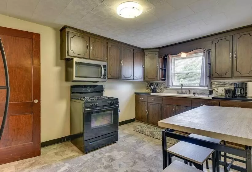 Quiet Cheektowaga Retreat: 23 Mi To Niagara Falls!