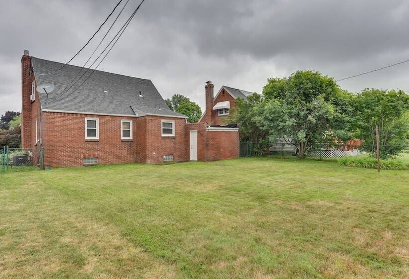 Quiet Cheektowaga Retreat: 23 Mi To Niagara Falls!