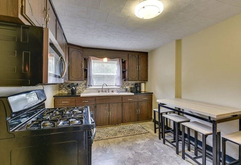 Quiet Cheektowaga Retreat: 23 Mi To Niagara Falls!