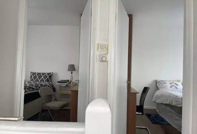 Residenssi Immaculate 4 Bed House Near Heathrow Airport