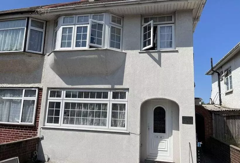 Residenssi Immaculate 4 Bed House Near Heathrow Airport