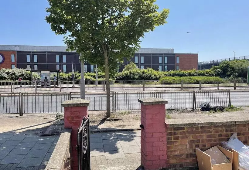 Residenssi Immaculate 4 Bed House Near Heathrow Airport