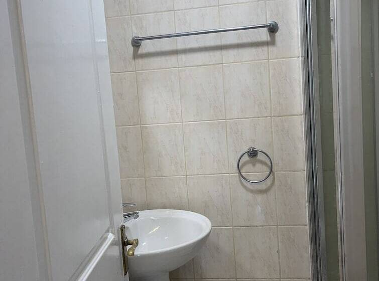 Residenssi Immaculate 4 Bed House Near Heathrow Airport