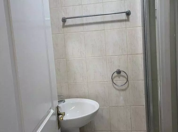 Residenssi Immaculate 4 Bed House Near Heathrow Airport