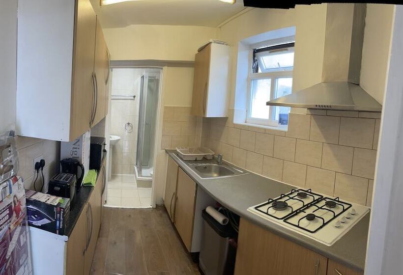 Residenssi Immaculate 4 Bed House Near Heathrow Airport