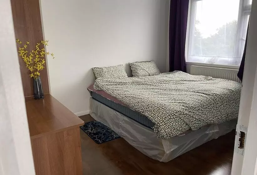 Residenssi Immaculate 4 Bed House Near Heathrow Airport