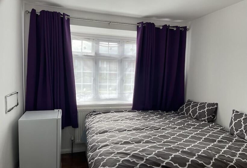 Residenssi Immaculate 4 Bed House Near Heathrow Airport