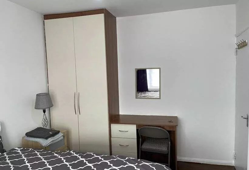 Residenssi Immaculate 4 Bed House Near Heathrow Airport