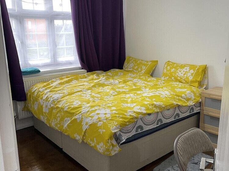 Residenssi Immaculate 4 Bed House Near Heathrow Airport