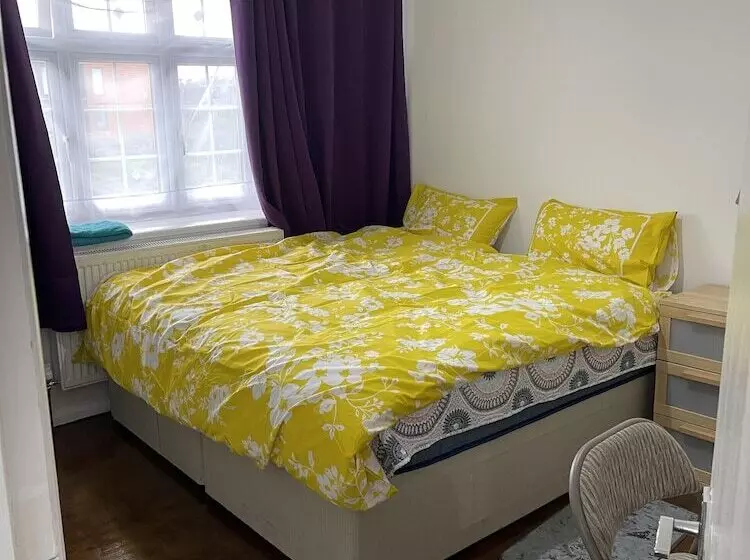 Residenssi Immaculate 4 Bed House Near Heathrow Airport