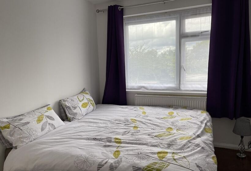 Residenssi Immaculate 4 Bed House Near Heathrow Airport