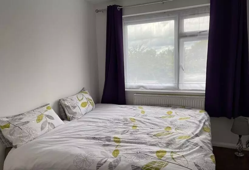 Residenssi Immaculate 4 Bed House Near Heathrow Airport